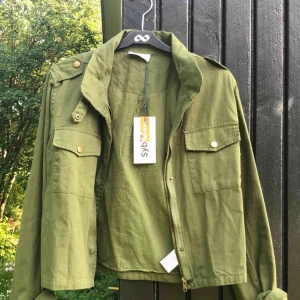  - Jättefin kort militärjacka stl xs. Helt ny och aldrig använd. Kort och rak i passformen. Lappar kvar. Säljes pga för liten. Frakt inkluderad inom Sverige. 
