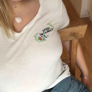  - Tshirt med broderad text: krossa patriarkatet 🌸🌸🌸