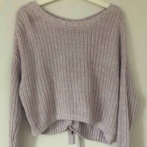  - Ljus lila stickad tröja från Hollister med knytning där bak. Sitter fint lite oversized på, köparen står för frakten 💕