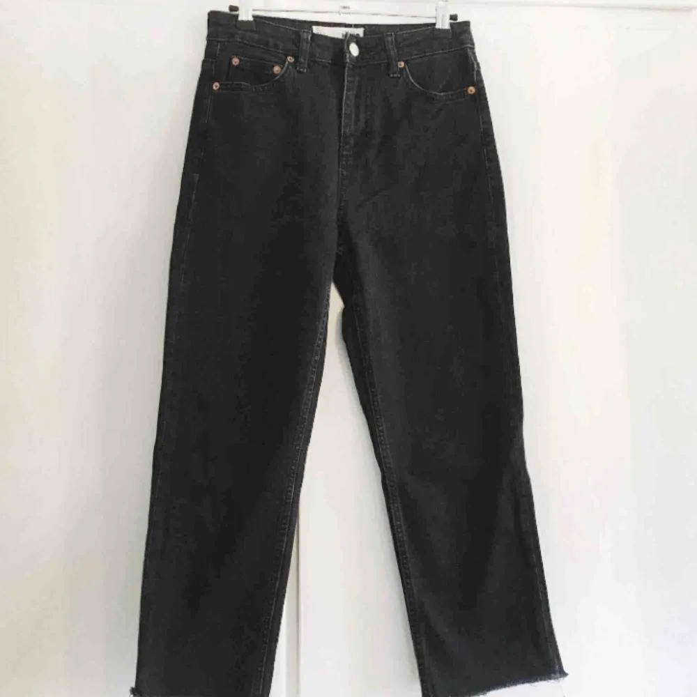 Mom jeans från Topshop i stl W26L28. Använda, i bra skick!. Jeans & Byxor.