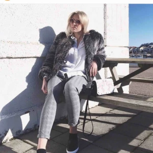 Pälsjacka  - Jacka från Trendday DK. Fauxfur, mörk/ljusgrå. Pris kan diskuteras. Möts upp i Stockholm annars står köparen för frakten. Inköpt för ca 2200kr