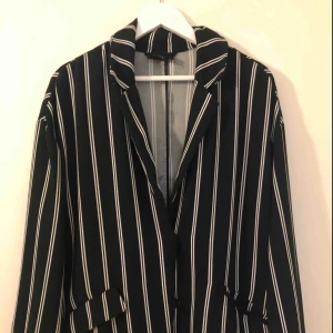  - Garderobsrensning! Oversized blazer fr monki i S. Skickar spårbar frakt vid förfrågan! Kan även mötas i Sthlm! Skriv om du önskar fler bilder!