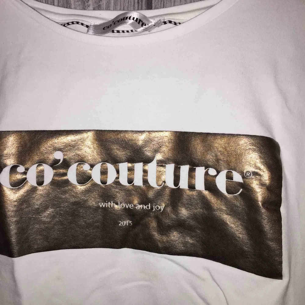 Vit t-shirt med mässing tryck från co’ couture i storleken S. T-shirts.