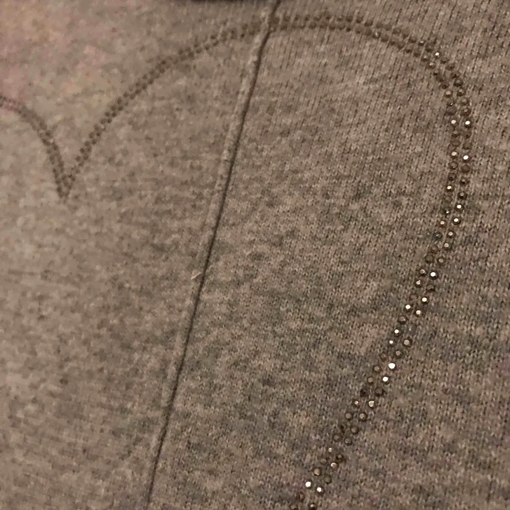 Jättefin och höstig långärmad tröja med kristaller formade som hjärtan. Använd men fint skick. Passar de flesta, sitter stort på mig som har S. Tar endast swish💕. Tröjor & Koftor.