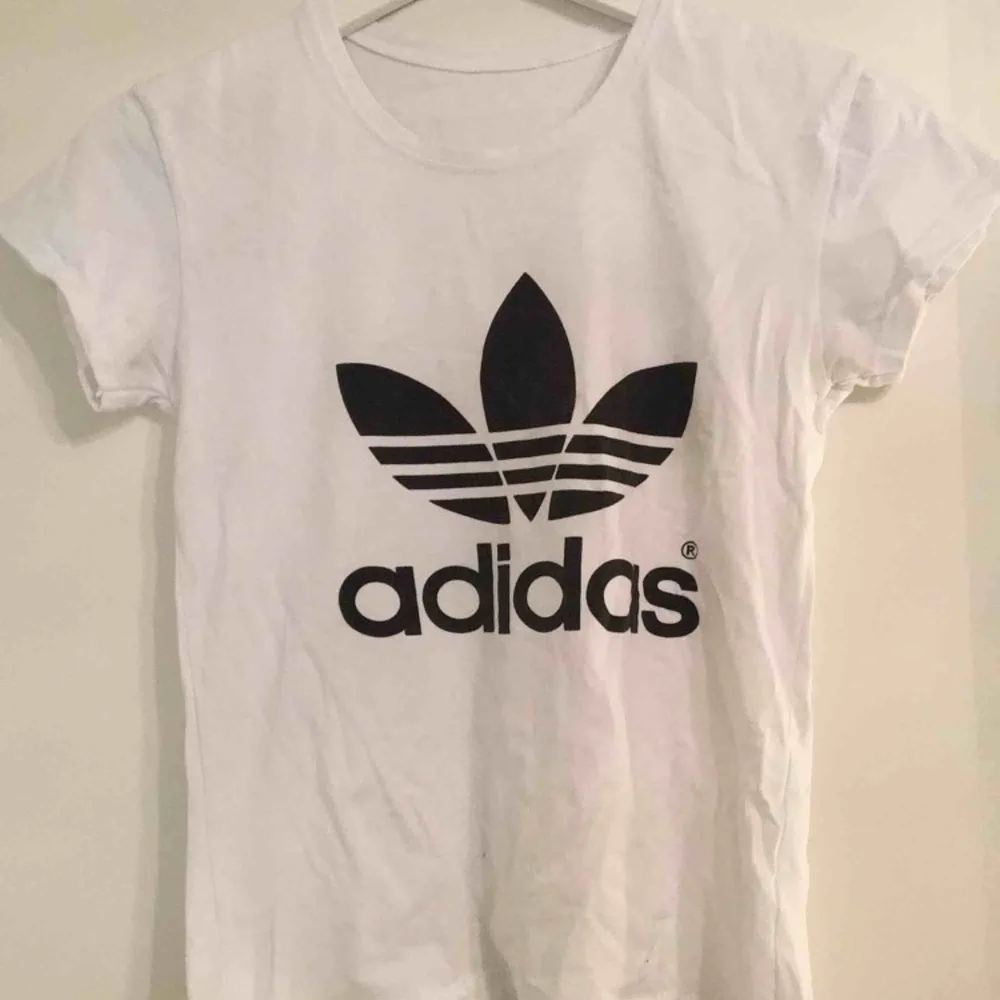 Adidas t-shirt storlek S. T-shirts.