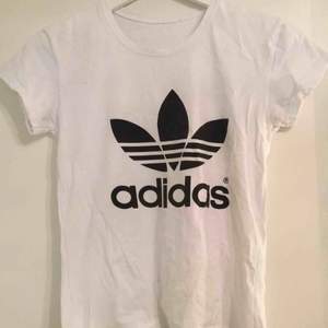 Adidas t-shirt storlek S