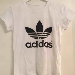  - Adidas t-shirt storlek S
