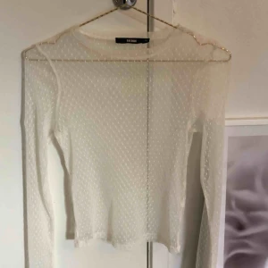  - Vit långärmas blus från BikBok, passar perfekt under en t-shirt eller över en bralette. Aldrig använd #bikbok