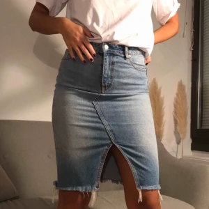  - Längre jeanskjol med lång slits från h&m. Det är storlek 34 men passar mig som vanligtvis är str 36. Sparsamt använd så i fint skick. Frakt tillkommer