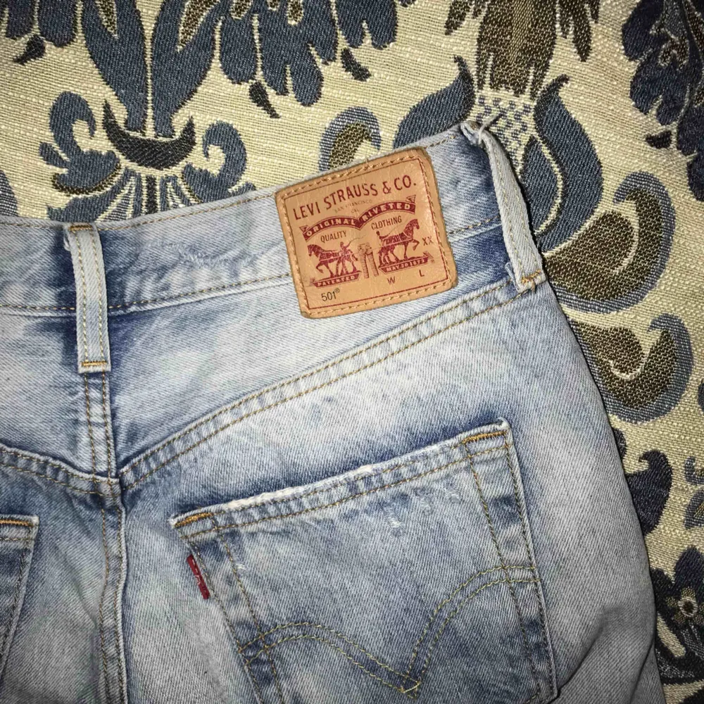 Säljer ett par Levis jeans då jag inte riktigt är säker på storlek då lappen är borta. Skulle gissa på att dom passar strl s. Köparen står för frakten. Jeans & Byxor.