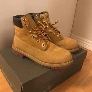 - Timberlands som jag tyvärr måste sälja då jag köpte dem i fel storlek😭 Skulle säga att de passar någon med 37-38 i storlek. Mycket fint skick! Pris går att diskutera.