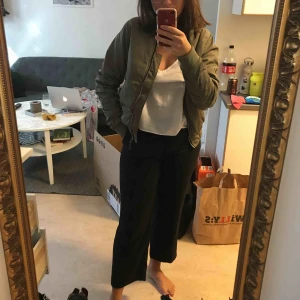  - Mörkgrön bomberjacka Pris kan diskuteras! Kan mötas upp i centrala gbg eller frakta:) kram