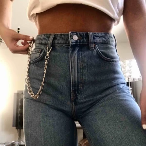  - Cool kedja som både kan sättas på byxorna (om man har en sån del att knipsa fast den med) och ha som halsband!! Alltså multifunctional;))) Postar gärna men möts också upp i Malmö om det önskas✨