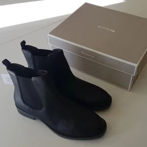  - Helt oanvända skinnskor från Tamaris. Inköpta för något år sedan. Endast provade inomhus. 