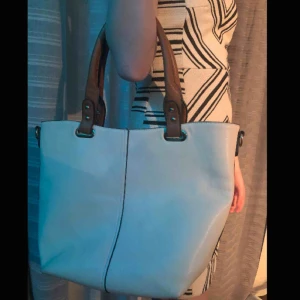  - En fin väska utan något märke😳 rymmer mycket och är använd nåra gånger 