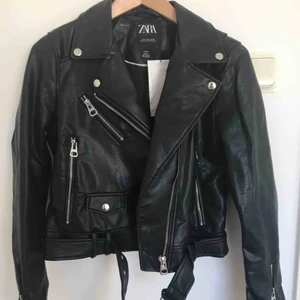  - Faux skinn jacka, svart, storlek M (liten i storleken). Helt ny och aldrig använd. Köparen står för frakt. (Nypris 550 kr)