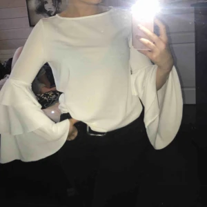  - Jättesnygg och festlig tröja från ginatricot! Jättebra skick, knappt använd!  