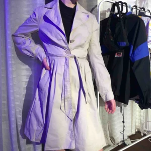  - Cool kappa med knappar längst sidan👌 man kan knyta i midjan och den sitter väldigt fint