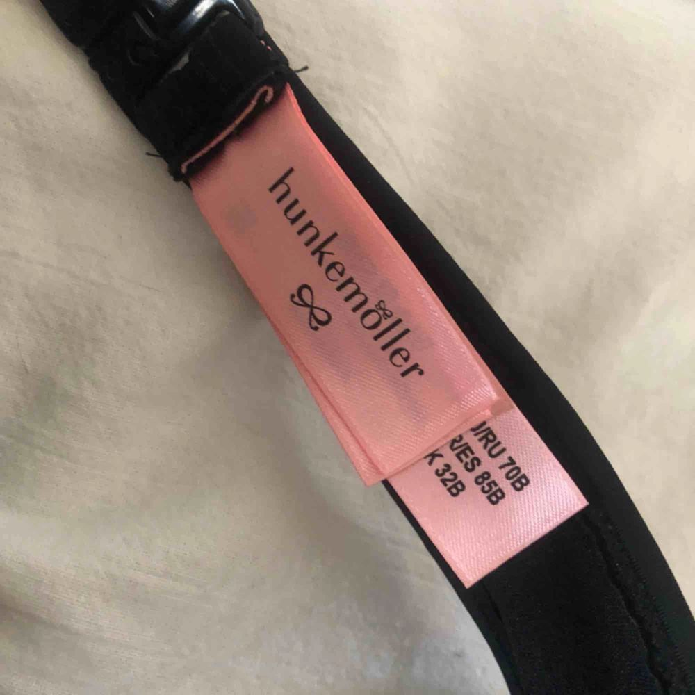 Säljer en jättefin bikini från Hunkemöller i storlek 70b, säljer för att den tyvärr är för liten. Den är bara testat och köptes för 400kr i somras. Man kan den med band och utan :) det är lite push up i (150kr inkl frakt). Toppar.