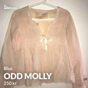  - Blus från oddmolly i stl 0, men sitter ungefär som en s, 250+ 54kr frakt