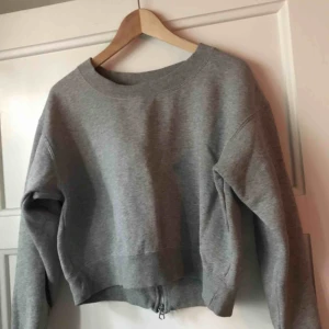  - Lite kortare tröja i tjockt mjukt material. Knappt använt! Frakt: 25kr