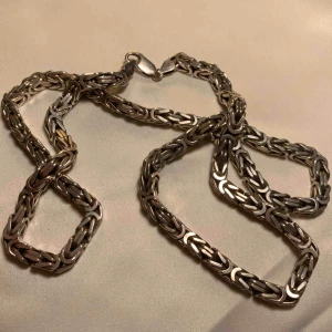  - Kedjan är i nyskick då den är extremt sparsamt använd!  Vikt: 80 gram längd: 63Cm