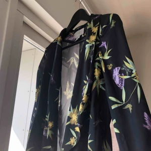  - Kavaj från H&M. Suuuuperfin men aldrig använd. Bud från 50kr. Köparen står för frakt