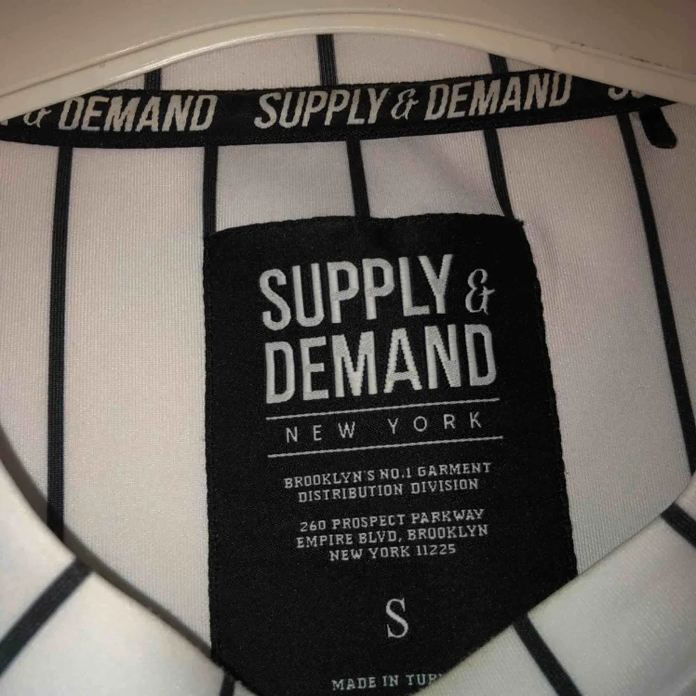 Tröja från Supply & Demand. Storlek S men passar även M&L. Buida i kommentarsfältet eller pm.. T-shirts.