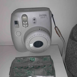  - En instax mini 9 i en ljusgrå färg. Har verkligen älskat den men på senare tid har den bara stått och dammat. På köpet får du även 10 bilder att stoppa i värda 200kr totalt. Kameran köpte jag för 799kr Funkar som den alltid gjort Frakt 79 kr