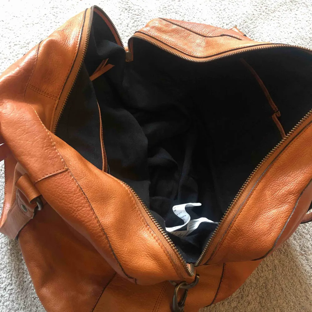 Stor weekend bag i 100% skinn. Konjaksbrun i vintage stil. Väskan är helt ny.. Väskor.
