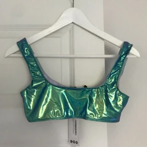  - Bikinitopp från Boohoo, storlek 38 men den är väldigt liten i storleken så den passar en XXS/32. Aldrig använd❕70 kr + frakt. 