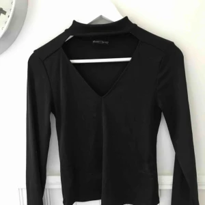  - Choker-tröja i storlek S. Frakt tillkommer