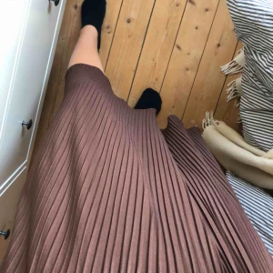  - Jättefin långkjol. Köpt på secondhand. Tyvärr för liten för mig i midjan.