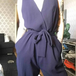  - Mörkblå byxdress från H&M köpt ca ett år sedan, bra skick och knappt använd, kan mötas i stockholm :) 