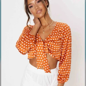  - Jättefin blus som säljs på grund av att det är fel storlek för mig, därmed är den helt oanvänd och prislappen är fortfarande kvar! Priset kan diskuteras! 