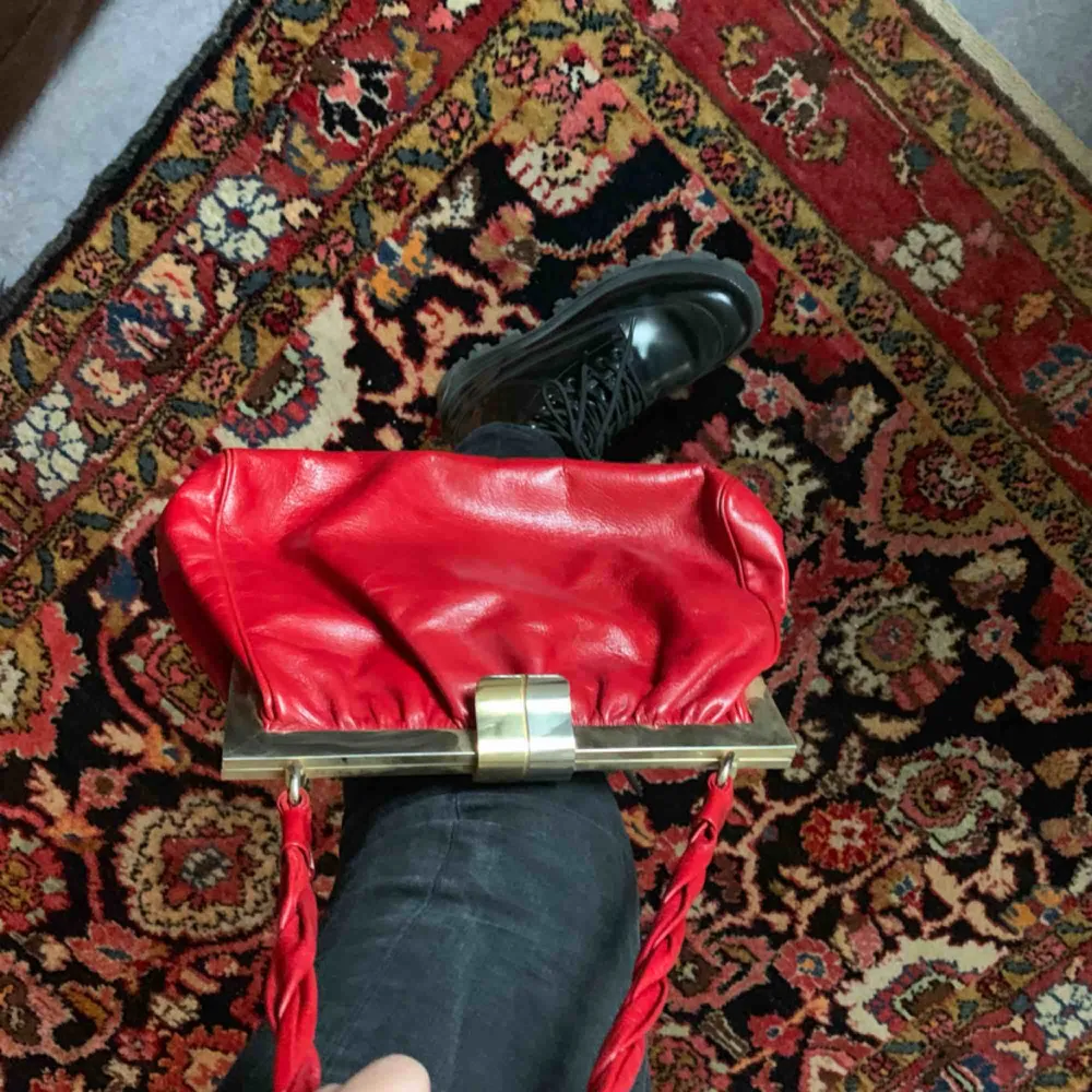 Snygg röd väska i äkta läder. Kan användas över axeln också. Finns att hämta i spånga . Accessoarer.