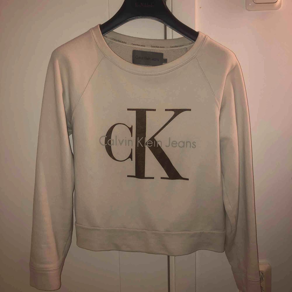 Calvin Klein tröja, väldigt mjuk och trycket är i brons. Ny pris 1200. Huvtröjor & Träningströjor.