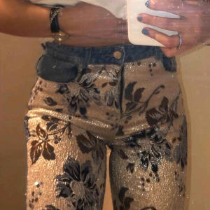  - Asballa jeans med glittrigt-ish blommigt tyg där fram. Köpta i somras på mango i Spanien, nypris-400kr. Säljer då dem börjar bli lite små. Lite croppade och momjeans passform, svincoola!☺️