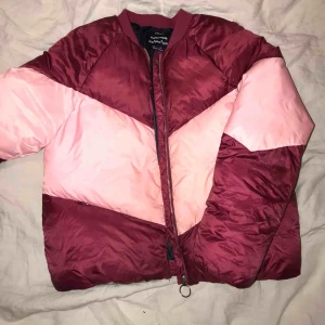  - Säljer min rosa dunjacka från zara. Är jätte fin, varm bomberjacka i dun. Super fin nu till höst/vinter👍🏼köparen står för frakten!