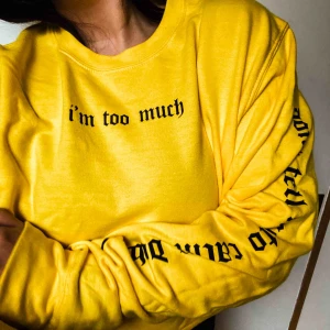  - Croppad sweater från Lisa anckarmans kollektion med madlady. Frakt inkluderat