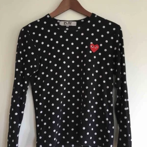  - Söt CDG tröja (äkta såklart). Använd men fortfarande i fint skick! 