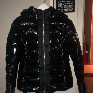  - Använd max 5 gånger! I väldigt bra skick. Nypris 1800kr, kan skickas men då står köparen för frakten skickas spårbart! Avtagbar päls, INTE ÄKTA PÄLS!!  Storlek 40 men passar 38 oxå.