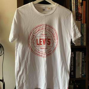 Vit Levi’s tröja köpt i New York i storlek M. Använd fåtal gånger, säljs pga inte min stil längre. Kan mötas upp i Stockholm annars står köpare för frakt.