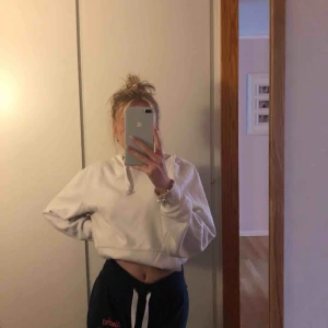  - Vit hoodie, som är i storlek M men jag brukar ha xs-s och den sitter snyggt på mig tycker jag. Den är längre än på bilden, för på bilden har jag stoppat in den. Har använt den ett tag så den är lite nopprig.  Köparen står för frakten💞