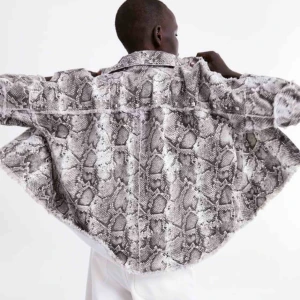  - Zara ANIMAL PRINT JACKET WITH STUDS jacka från zara med snakeprint och studs, säljes ny, kan mötas upp i Stockholm annars står köparen för frakten<3  orginalpris:400kr Skriv för mer bilder