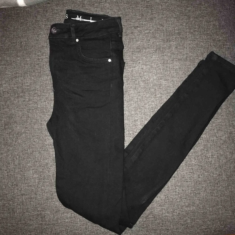 Helt nya oanvända svarta jeans från Bikbok!. Jeans & Byxor.