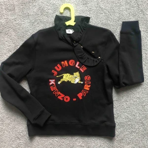  - Kenzo sweatshirt, passar S/M beroende hur man vill att den ska sitta. Använt 1X🖤🖤🖤Den andra färgen säljer jag billigare. Aldrig använt 🧡🧡🧡
