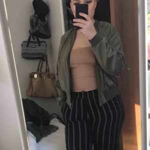  - Grön bomber jacka från Gina tricot.