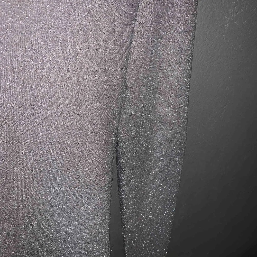 Fin glittrig tröja med djup rygg från Bikbok! Storlek S men väldigt stretchig så passar även mindre och större storlekar. Fint skick 🥰 frakt tillkommer!. Tröjor & Koftor.