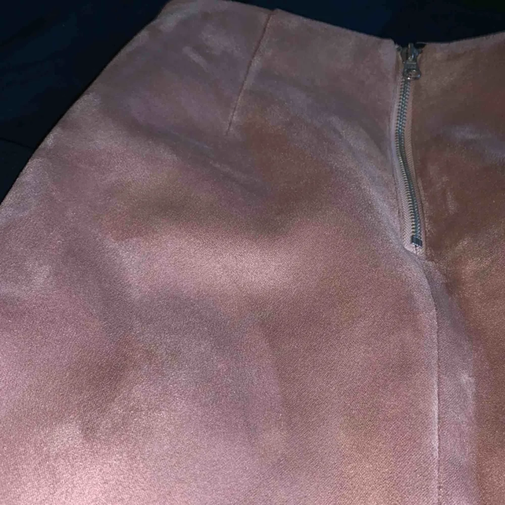 Snygg kjol i mocka liknande material! Använt några få gånger men den kommer inte till användning längre, fint skick. Dragkedja bak (bild 2,3)🥰 frakt tillkommer!. Kjolar.